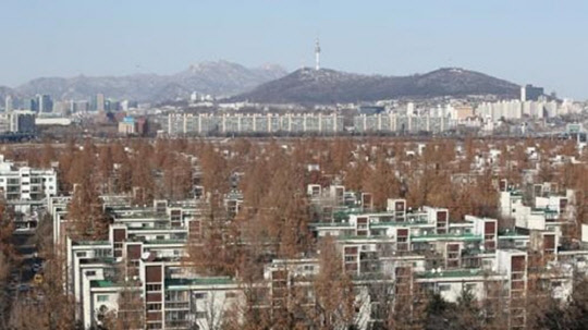 대치쌍용2차와 반포3주구 등 강남 재건축 사업지가 시공사 선정과정에 진통을 겪고 있어 다음달 예정된 재건축 분담금 공개가 해를 넘길 것으로 예상된다. 사진은 반포주공 1단지 전경<연합뉴스>